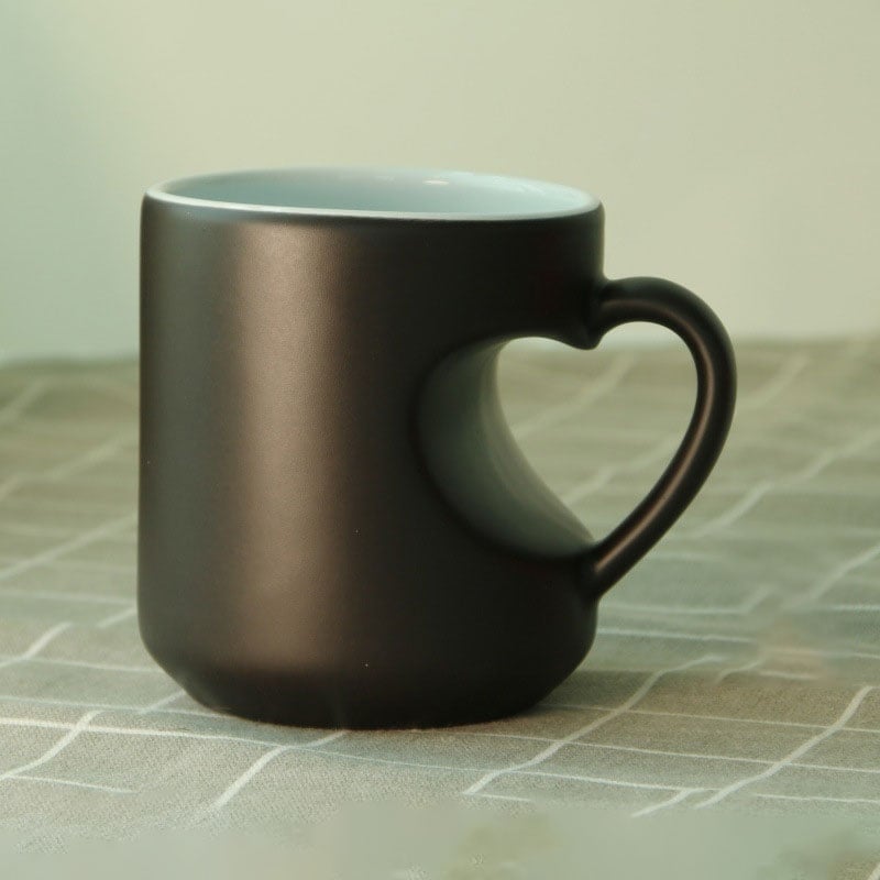 Heat-Activated Magic: The 2-in-1 Color Changing Mug with an Ergonomic Heart-Grip